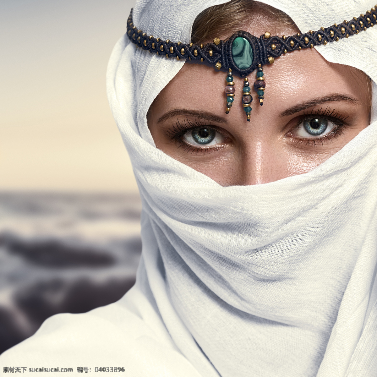 围着 白色 头巾 时尚 女性 阿拉伯女性 伊朗女性 外国女性 蒙面 装扮 女人 美女图片 人物图片