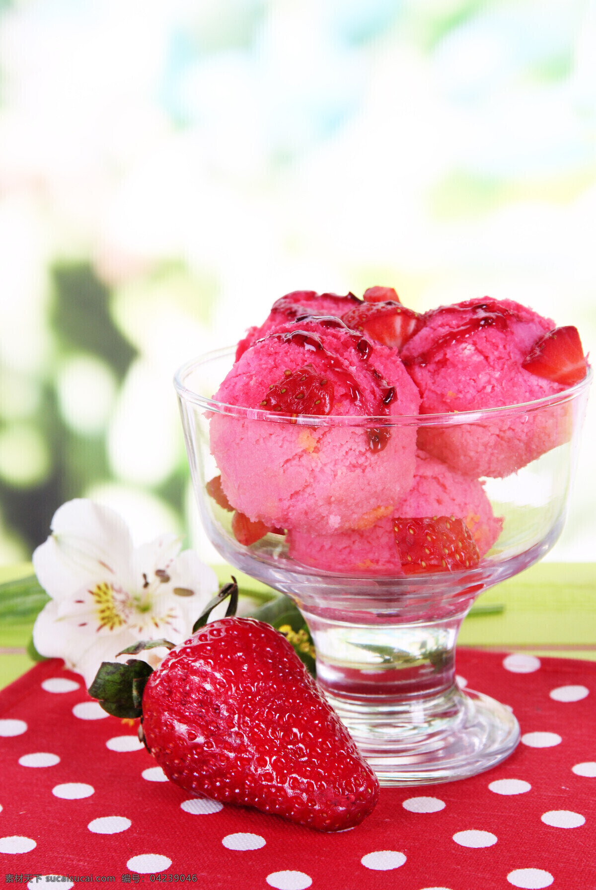 草莓 冰淇淋 草莓冰淇淋 冰激凌 甜品美食 美食图片 餐饮美食