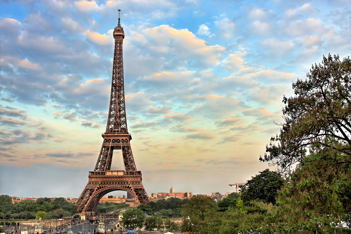 蓝天 白云 下 艾菲尔铁塔 建筑风光 树 城市图片 法国建筑 巴黎风光 铁塔 都市风光 美丽风光 美丽风景 名胜古迹 旅游胜地 建筑设计 环境家居