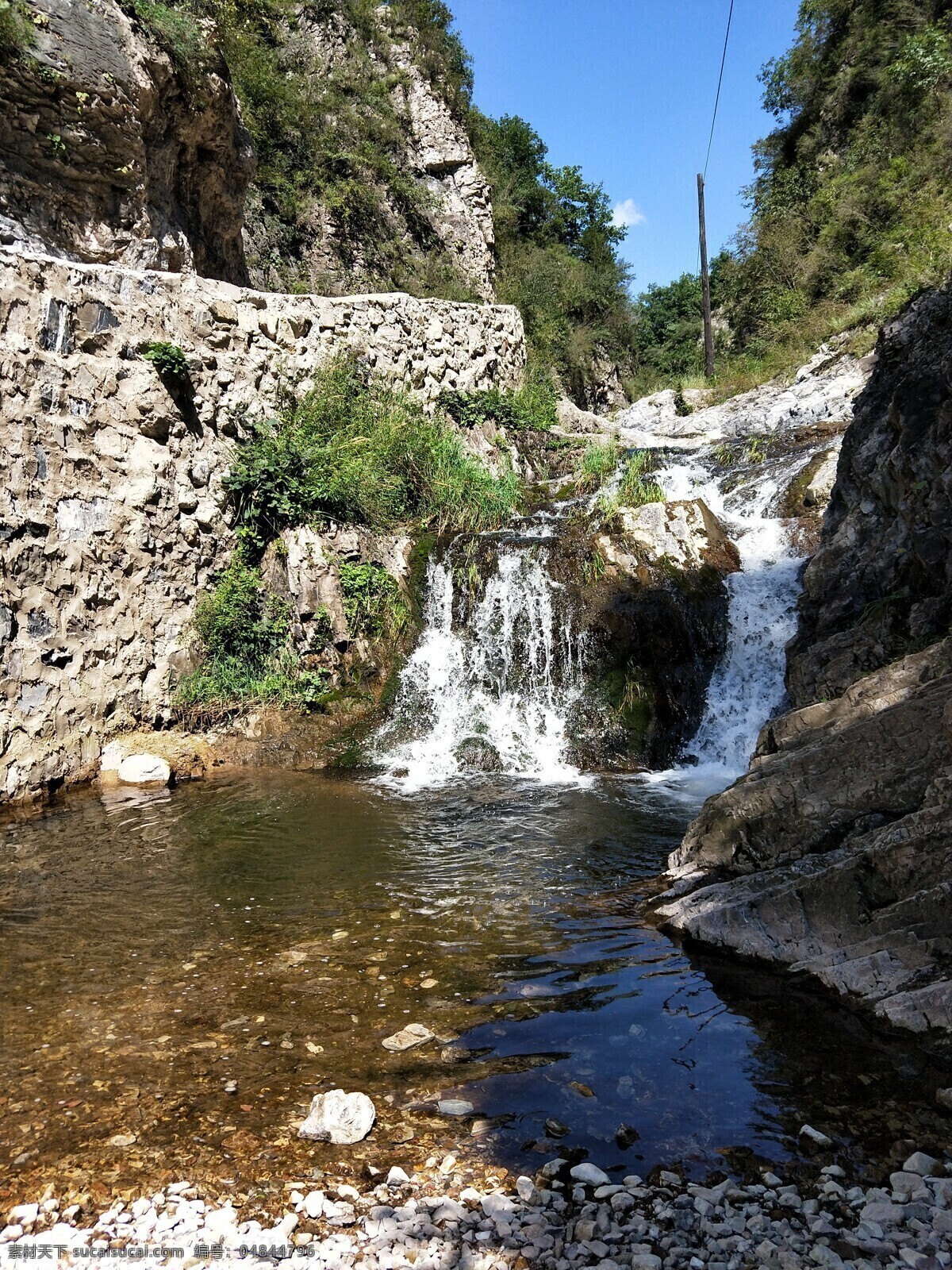 小瀑布 路下面 流水 河套 石子 山水 蓝天 绿树 初秋 旅游摄影 自然风景