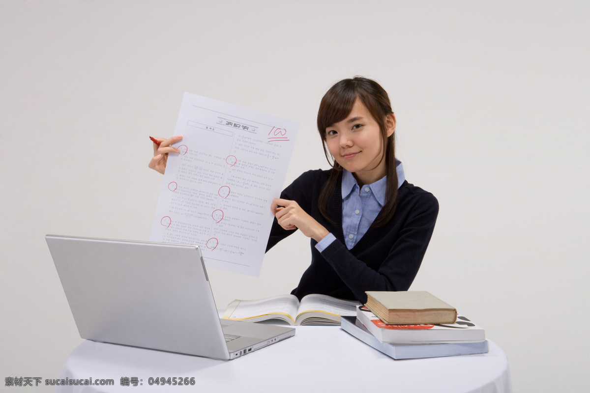 批改 试卷 女生 可爱女孩 学生 电脑 笔记本电脑 书本 文件 资料 学习 思考 表情 可爱 阳光 高清图片 生活人物 人物图片