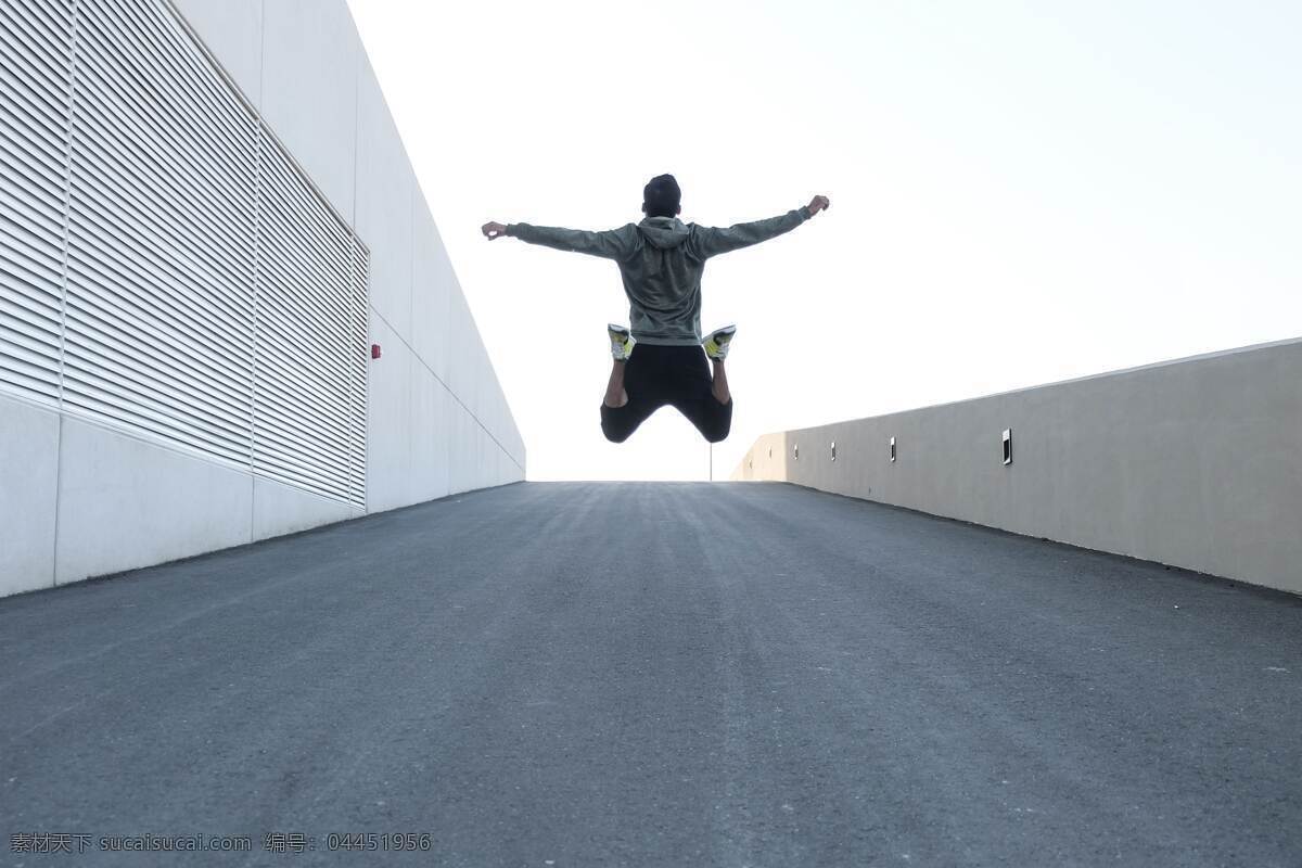 马路 运动 跑步 快乐 愉快 祝福 人 运动员 天空 跳跃的男人 人物图库 日常生活
