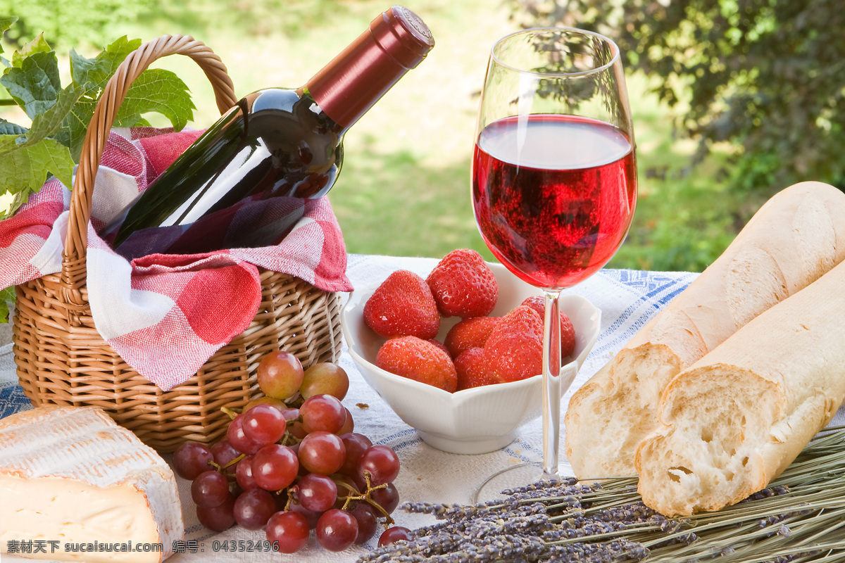 桌子 上 红酒 面包 水果 篮子 葡萄 草莓 酒类图片 餐饮美食