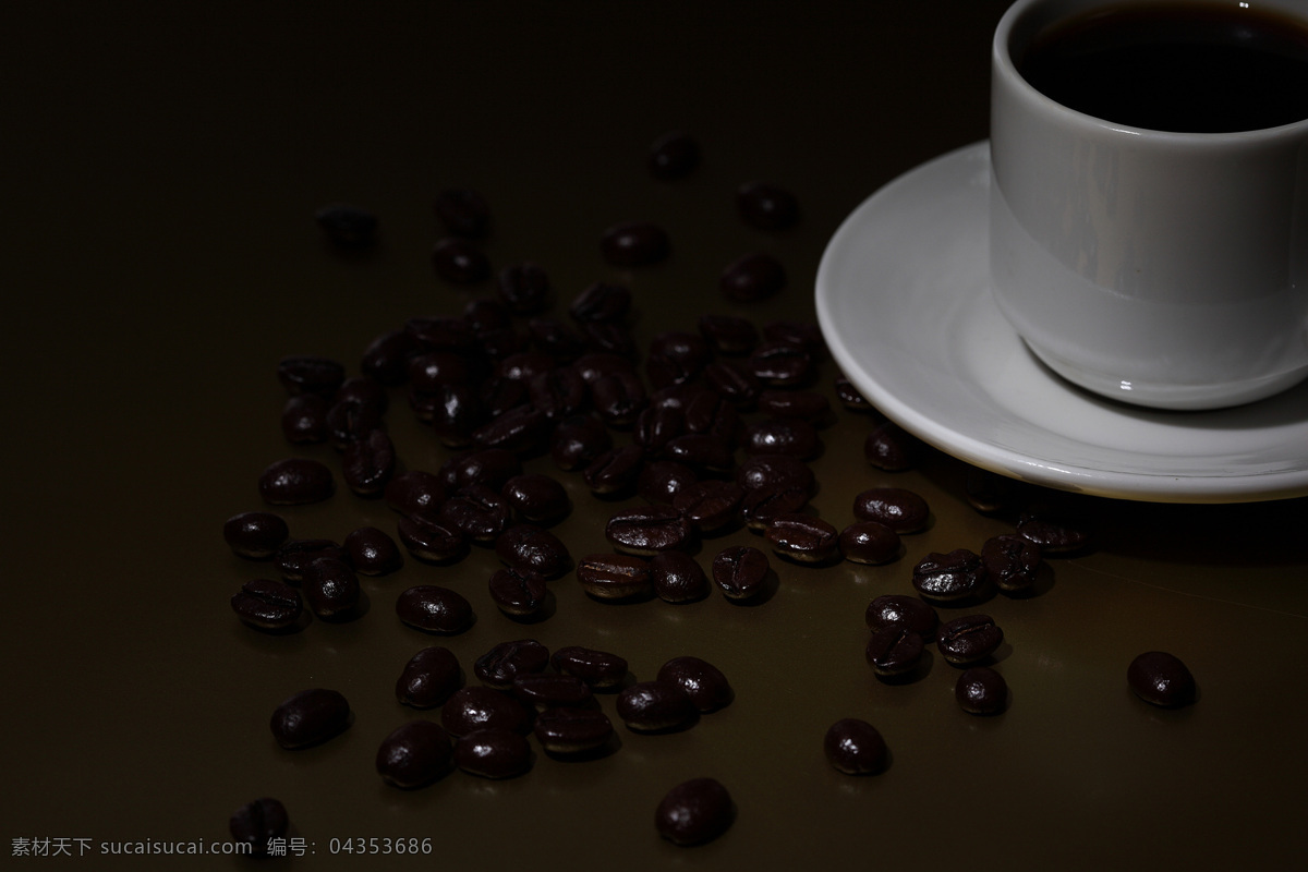 一杯 香 浓 咖啡 香浓咖啡 咖啡杯 咖啡豆 休闲饮品 酒水饮料 咖啡摄影 咖啡图片 餐饮美食