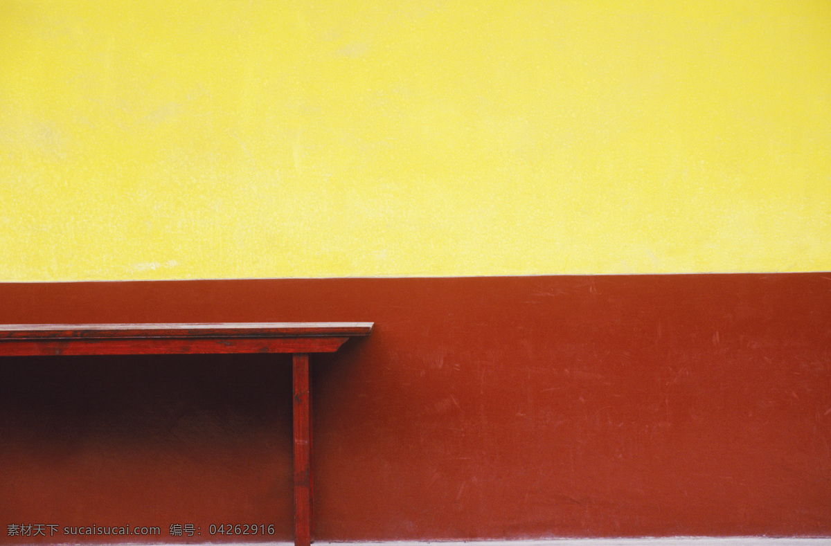 墙 桌子 高清图片 横构图 彩色照片 中国 东亚 亚洲 旅游 旅行 城市 墙壁 红色 黄色 空旷 八仙桌 老城市 室内设计 环境家居