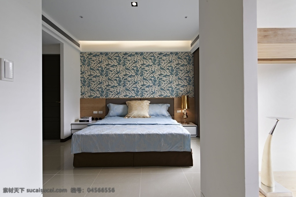 室内 卧室 现代 时尚 简约 装修 效果图 陶瓷地板 时尚实木大床 创意 花纹 背景 墙 白色吊顶 黄色灯光