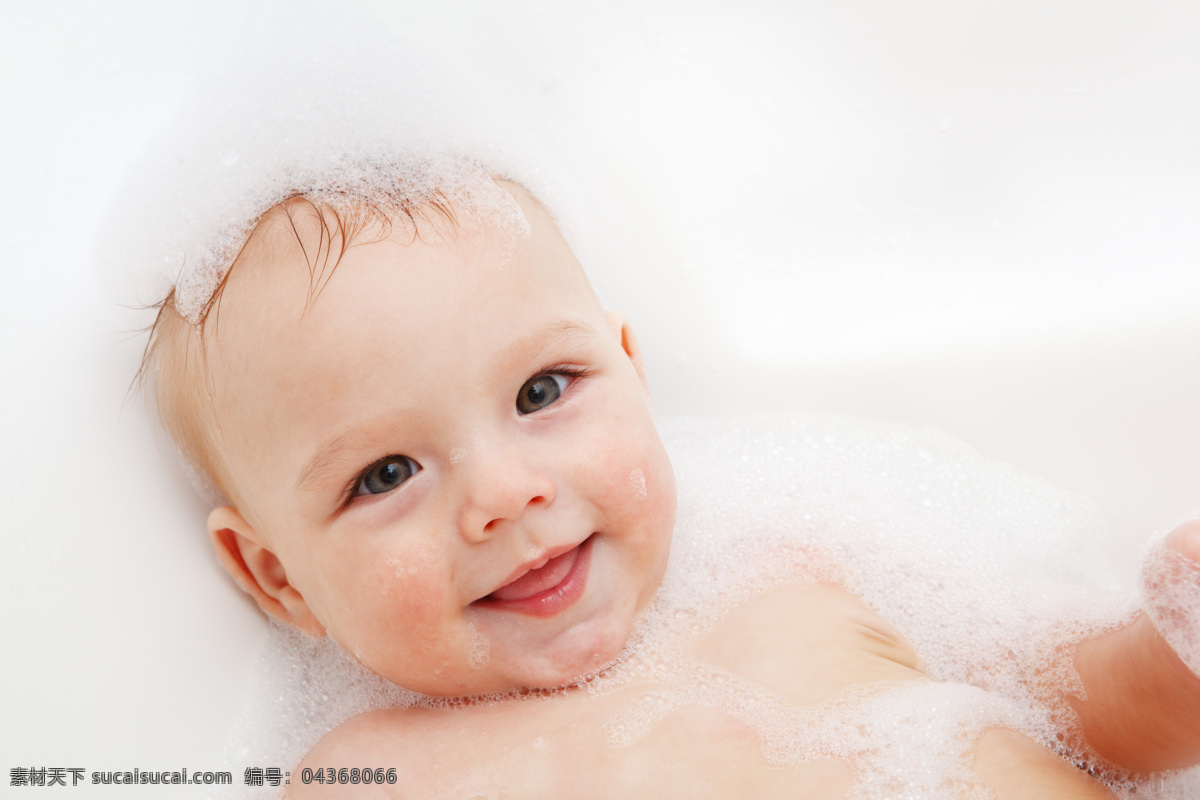沐浴 时 微笑 可爱 宝宝 可爱宝宝 婴儿 婴童 男婴 开心 外国婴儿 洗澡 泡沫 摄影图 高清图片 宝宝图片 人物图片