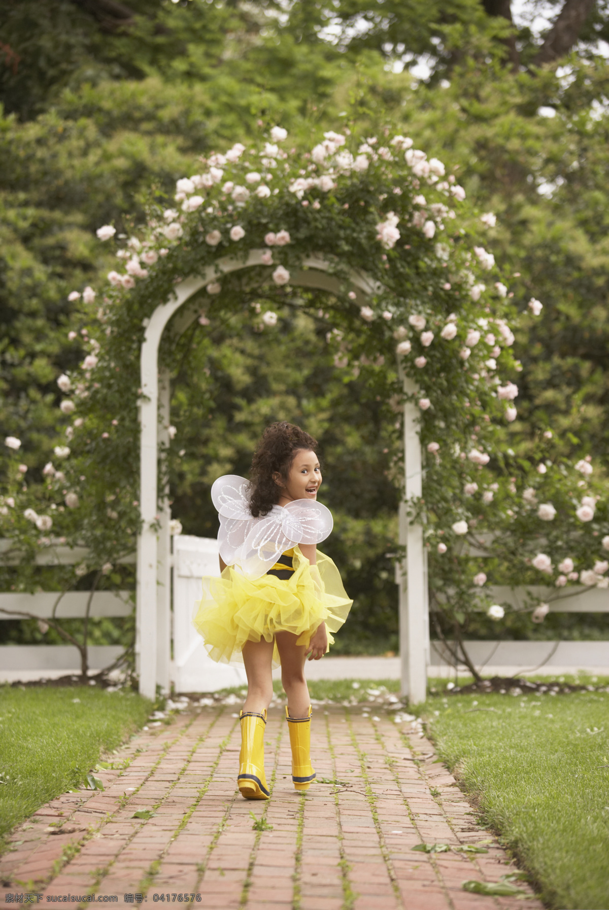 可爱的婚礼花童送花给新娘-蓝牛仔影像-中国原创广告影像素材