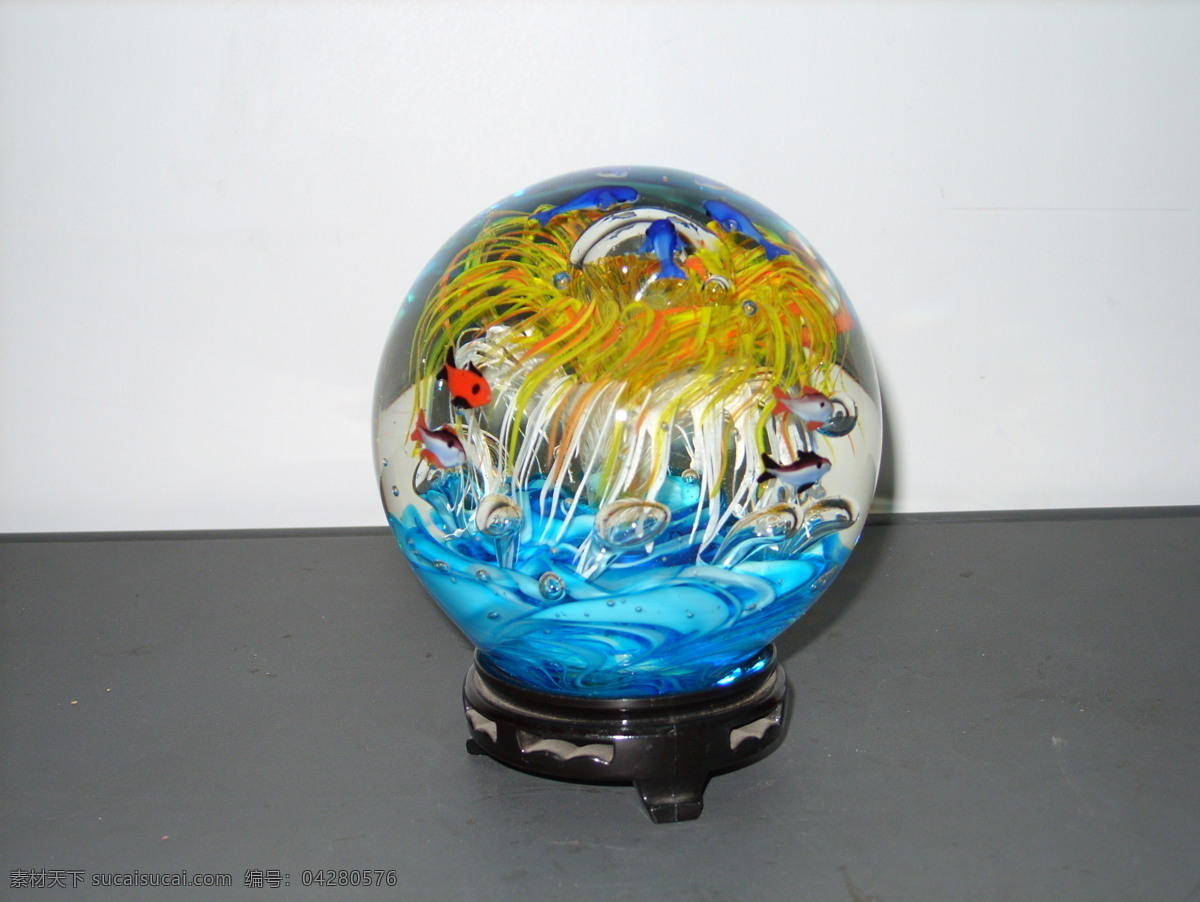 玻璃球饰 玻璃 玻璃球 底座 花瓣 鱼儿 观赏 气泡 黄色花瓣 文化艺术 观赏玻璃球 摄影图库