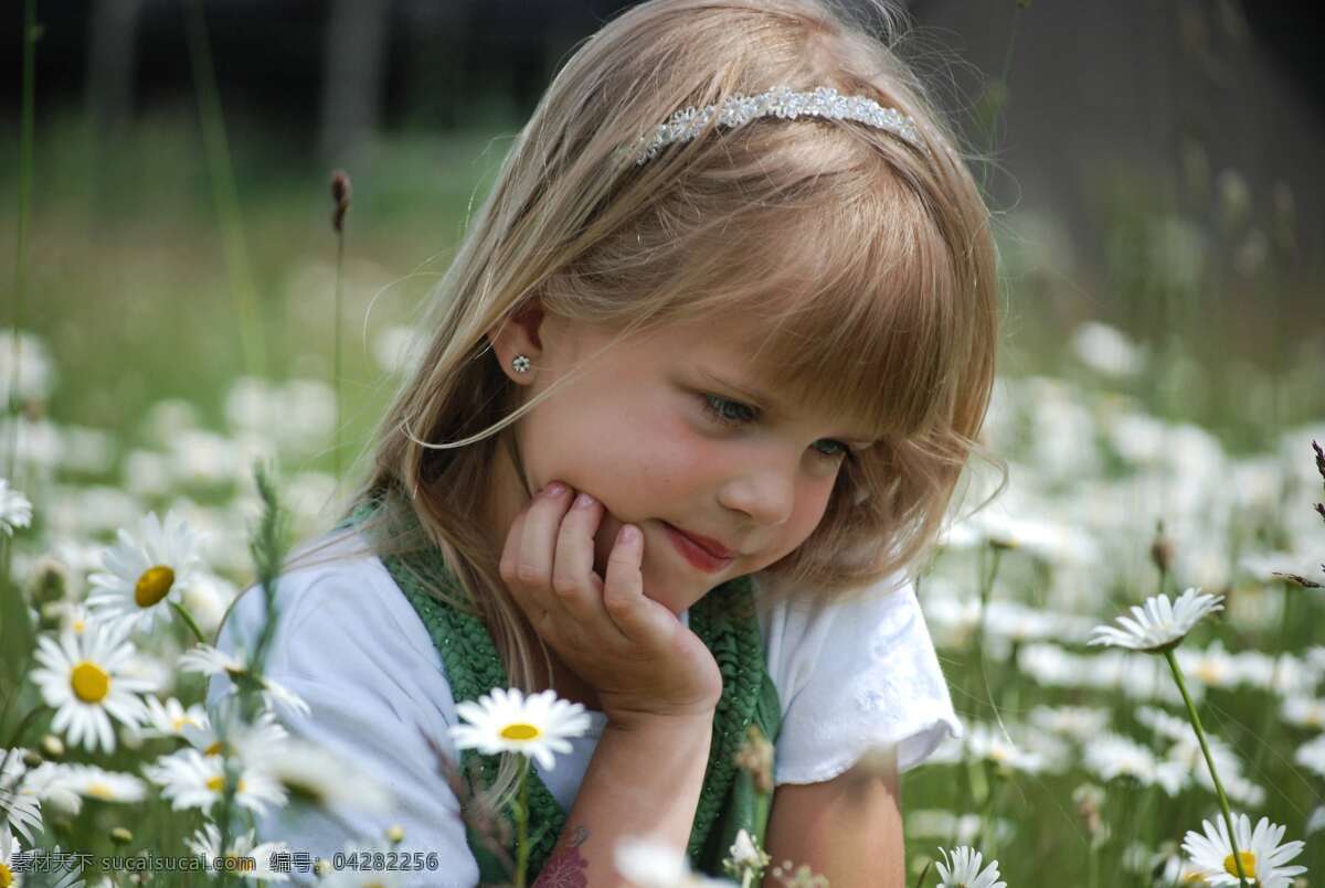 花丛 中 小女孩 外国儿童 可爱 小孩 夏天的小女孩 夏季 鲜花 野花 儿童图片 人物图片