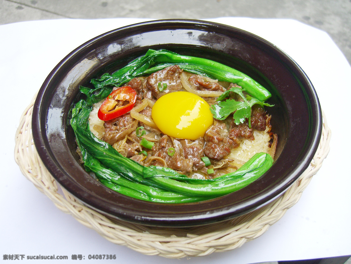 窝 蛋 牛肉 煲仔饭 蛋黄 窝蛋牛肉 瓦锅饭 青菜 砂锅饭 餐饮美食 传统美食