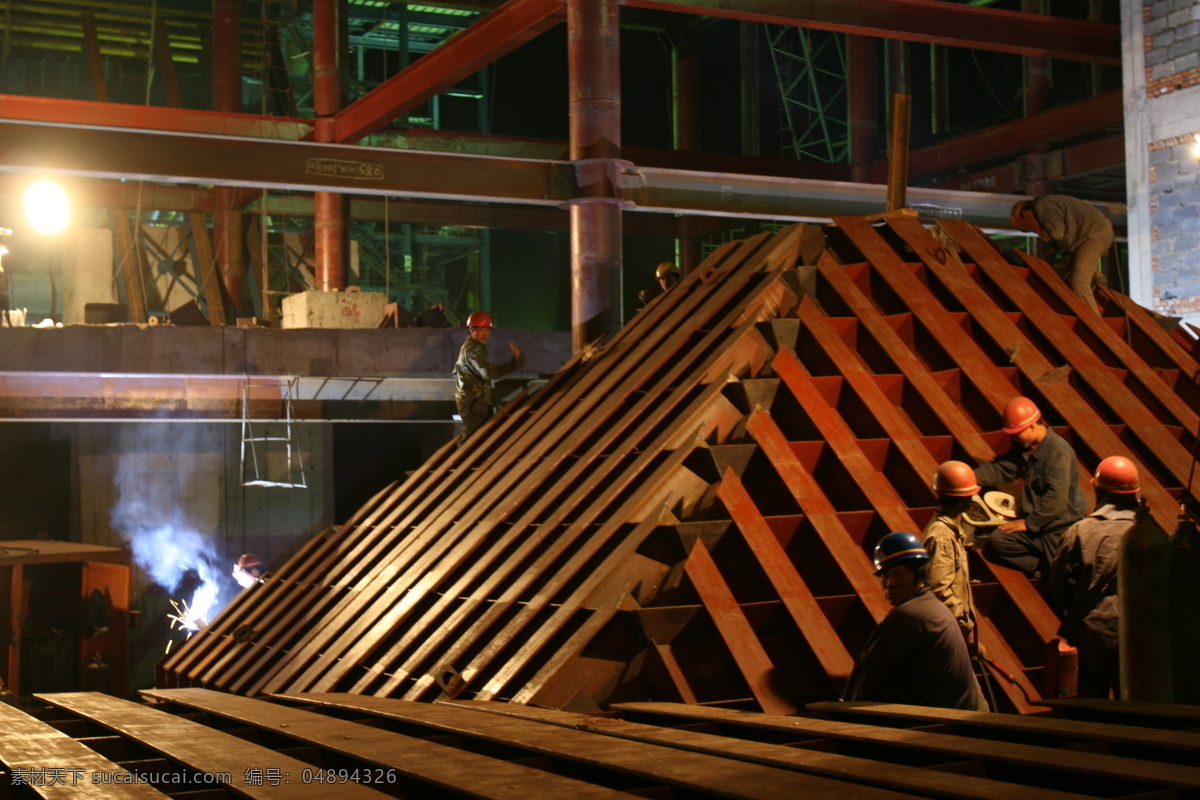 挑灯夜战 工人 焊接 火光 钢梁 造型 安全帽 工业生产 现代科技