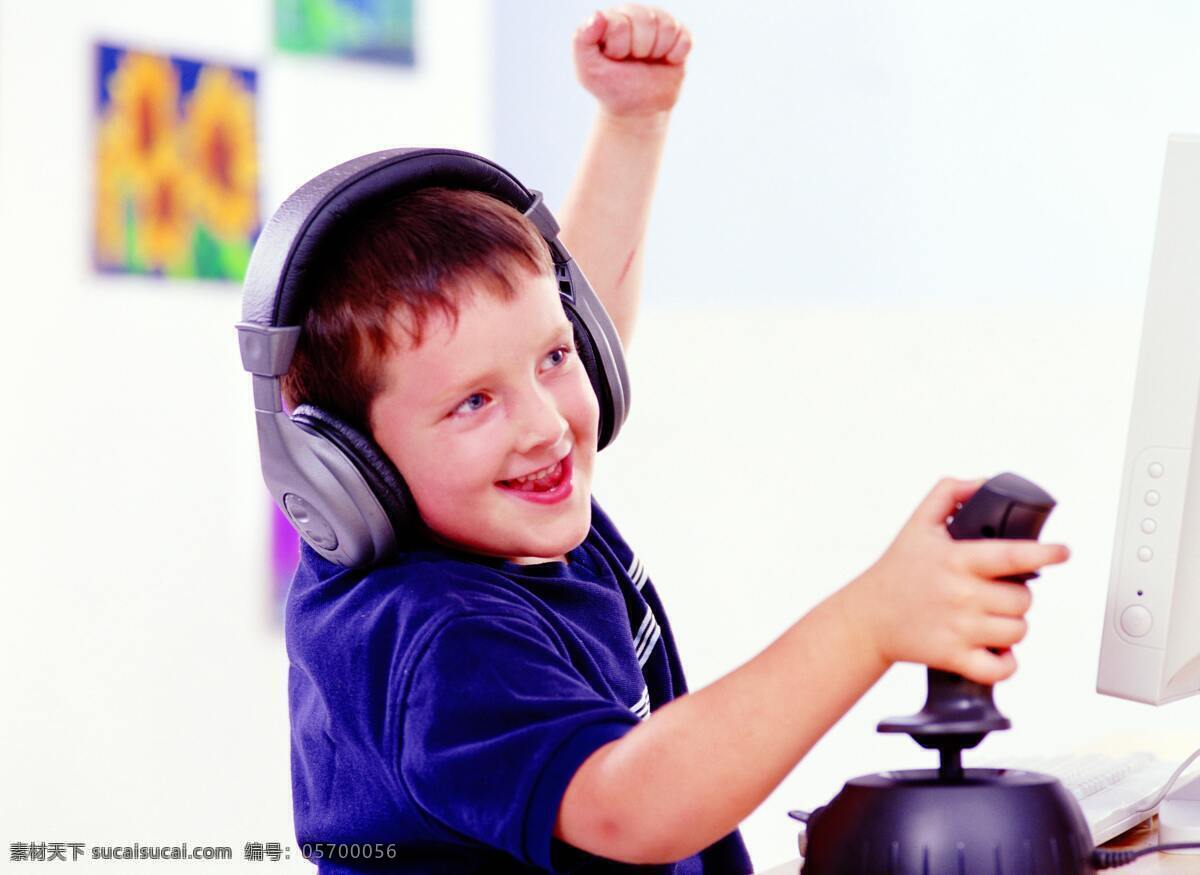 男孩 电子游戏 电子 儿童 儿童幼儿 人物图库 摄影图库 游戏 男孩电子游戏 快乐游戏儿童 psd源文件