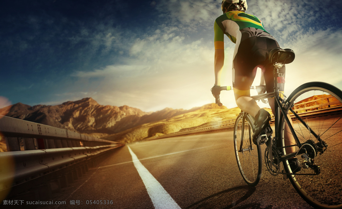 蓝天 下 骑车 男人 脚踏车 自行车 赛车 运动员 赛车手 健身人物 外国男人 体育运动 生活百科