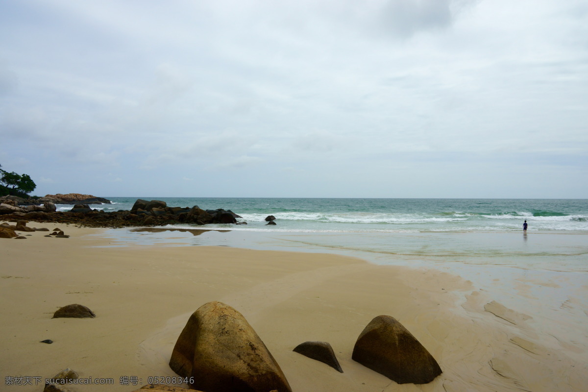 巴厘岛 大海 海边 海水 海滩 礁石 景点 旅游 大 游客 大海边的游客 印度尼西亚 游泳 岩石 自然风光 自然风景 旅游摄影 psd源文件