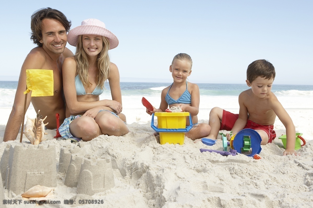 海边 一家人 儿童 海滩 男人 女人 人物篇 人物摄影 人物图库 边一家人 小孩 玩沙堆 夏天 摄影图库 psd源文件