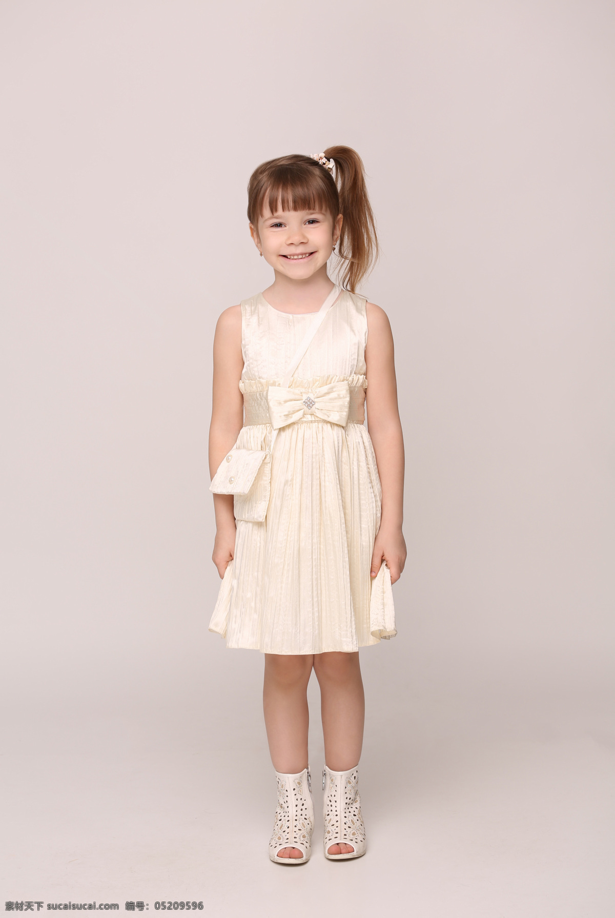 穿着 白色 连衣裙 小女孩 儿童幼儿 外国儿童 白色连衣裙 快乐儿童 儿童图片 人物图片
