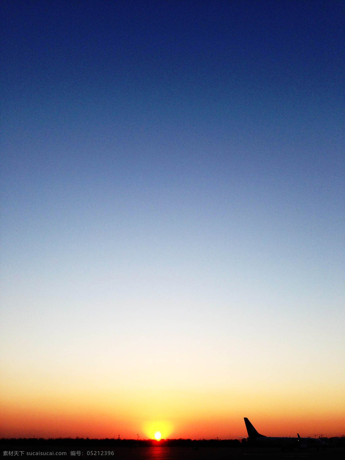 傍晚 飞机 火烧云 机场 剪影 蓝天 落日 日光 机场夕阳 夕阳 太阳 余晖 天空 深蓝 自然风景 自然景观 psd源文件