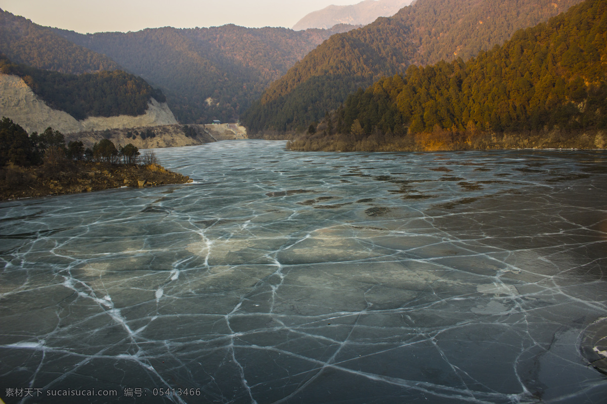 冰湖 水库 晶莹剔透 结冰 冰裂 湖水 灵石石膏山 自然景观 自然风景