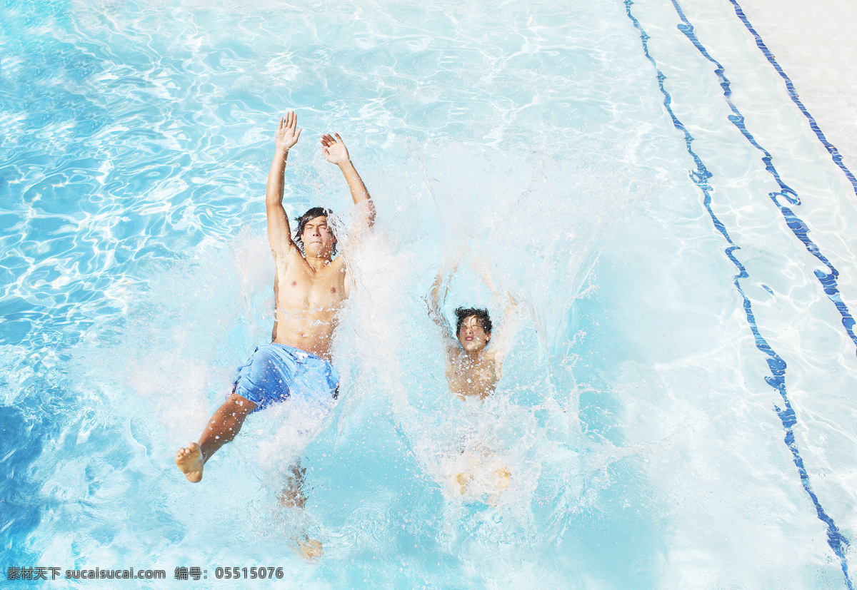 正在 游泳 大人 小孩 人物 男性 父子 运动 游泳池 清澈的水 夏日 波光粼粼 生活人物 人物图片