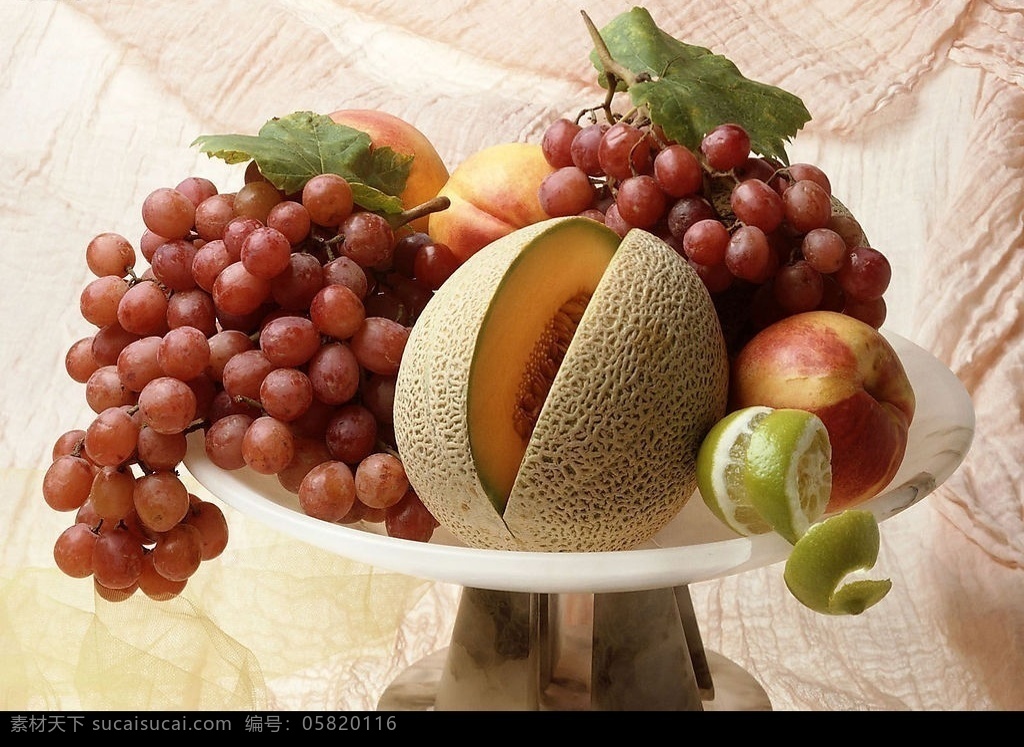 水果盘 哈密瓜 水果 葡萄 桃子 葡萄叶 新鲜的水果 原汁原味 绿色食品 水果原料 生物世界 水果大全 摄影图库