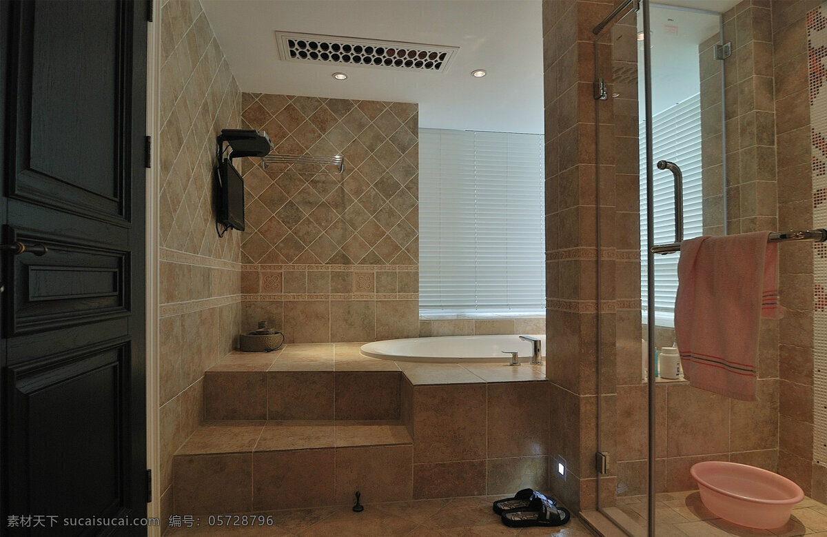 简约 时尚 卫生间 洗手台 装修 效果图 白色射灯 玻璃隔断 淋浴间 马桶 深色墙砖