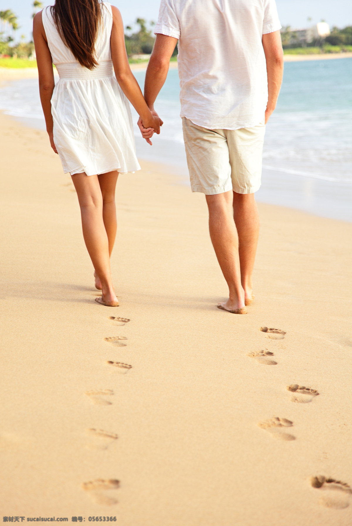 沙滩 上 情侣 脚印 外国情侣 大海 手拉手 背影 情侣图片 人物图片