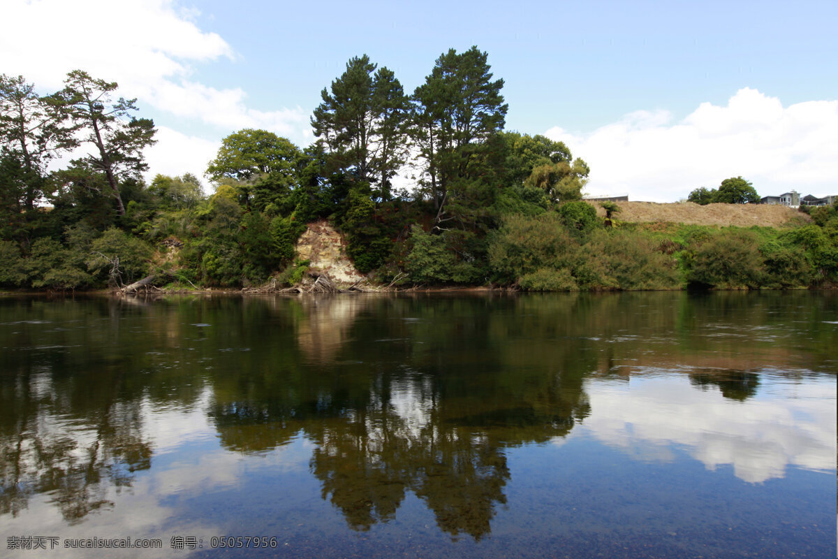 新西兰 野鸭湖 风光 天空 蓝天 白云 绿树 绿地 草地 海水 倒影 自然景观 自然风景 灰色