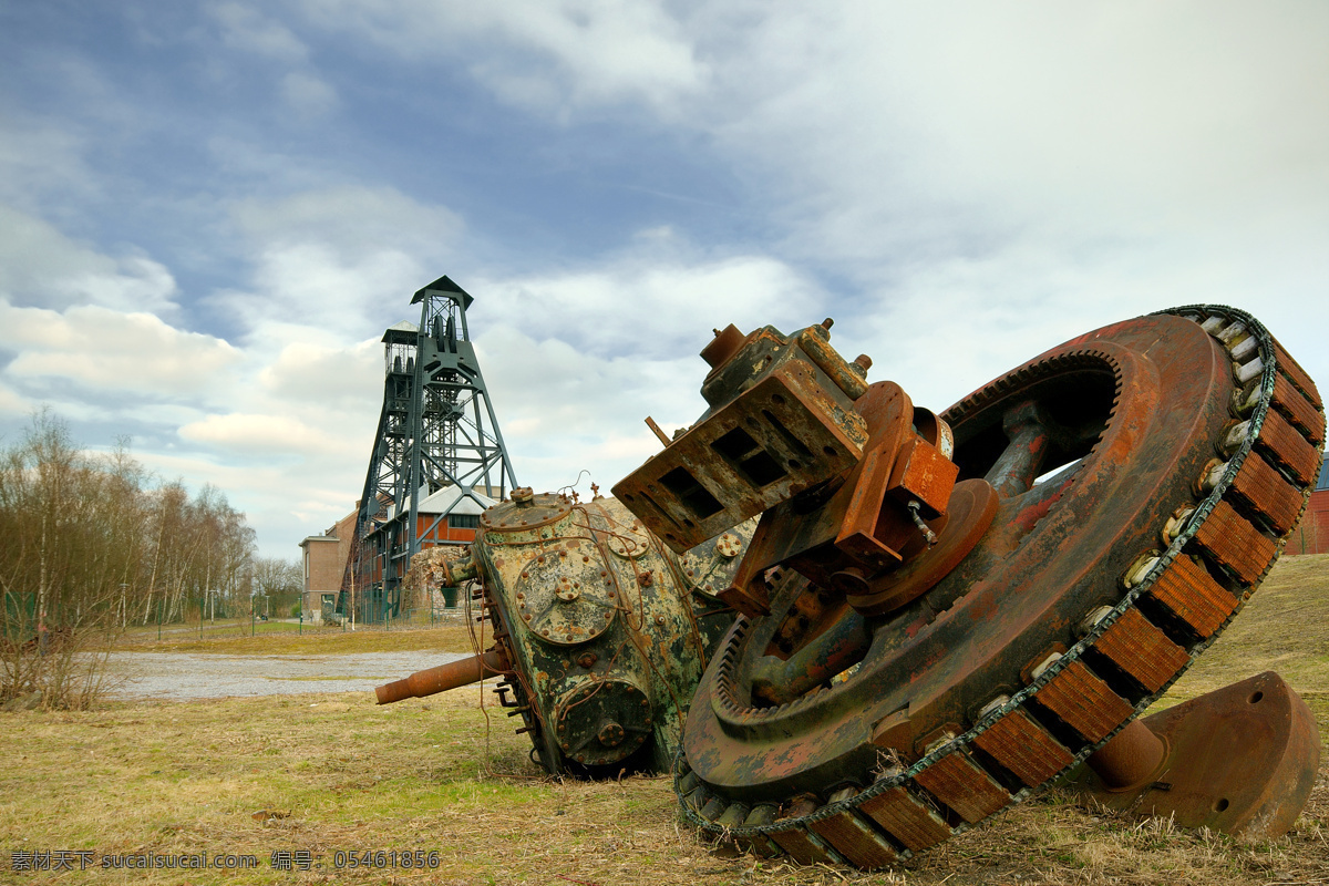 废弃的矿场 齿轮 天空 草地 工业生产 现代科技