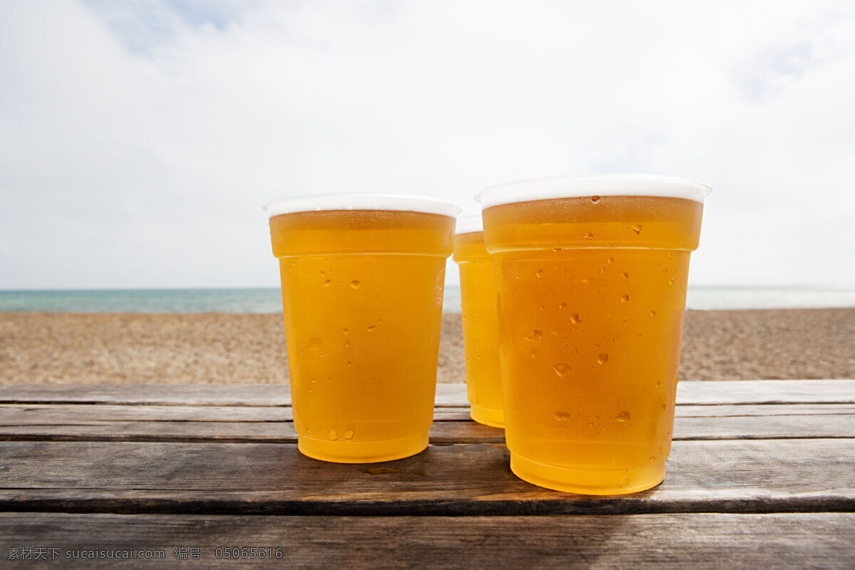 啤酒 白云 杯子 餐饮美食 海水 黄色 木板 奶茶 沙滩 饮料酒水 矢量图 日常生活