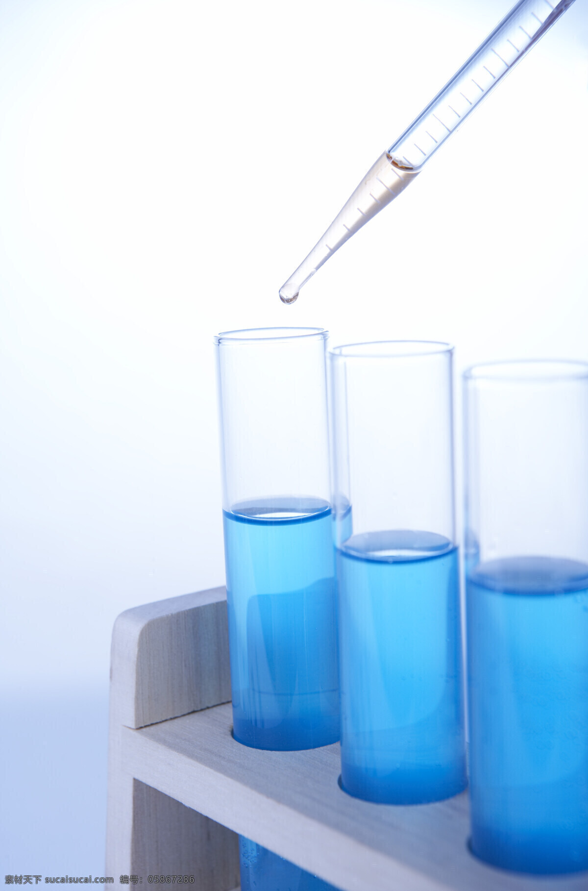 科学研究 试管 现代科技 医疗护理 试管实验 试管架 玻璃试管 彩色试管 彩色液体 蓝色液体 生物样本 生物科学 生物研究 生物实验室 科学医疗 矢量图