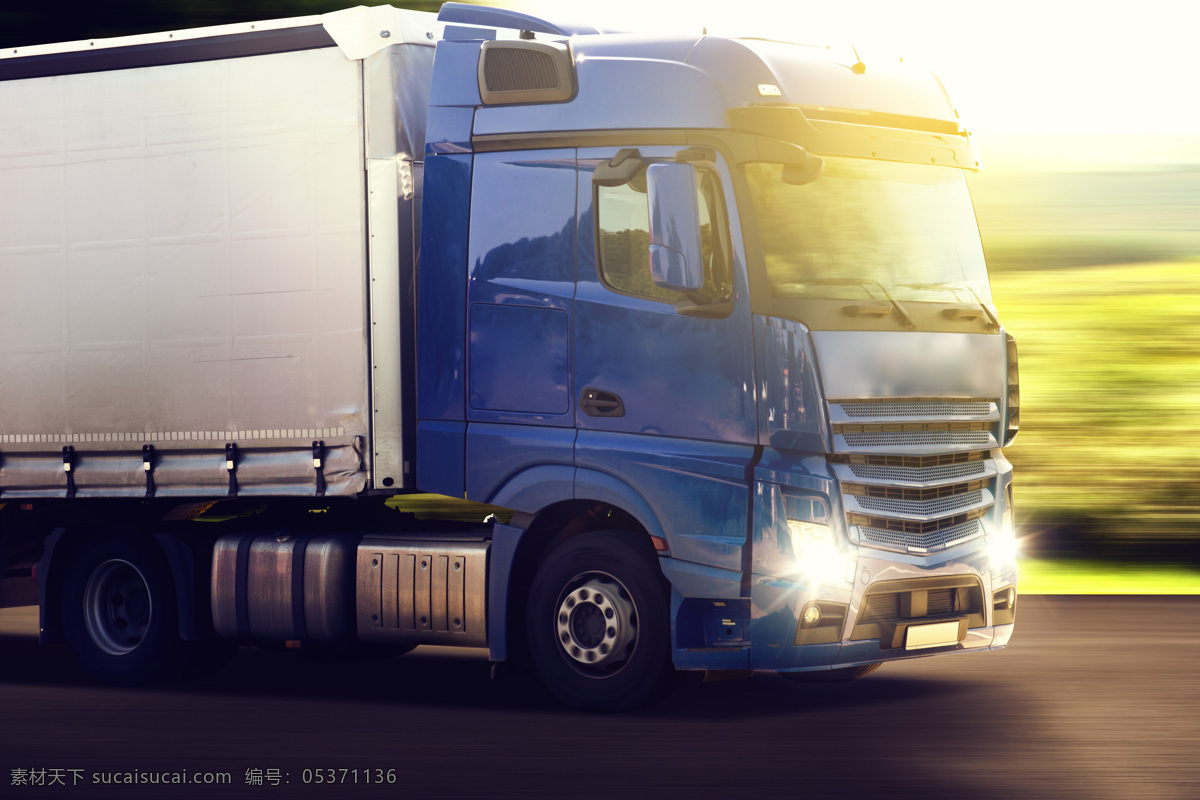 高速公路 上 行进 货运 卡车 行驶 金色阳光 蓝色卡车 货车 运输 物流 交通工具 汽车图片 现代科技