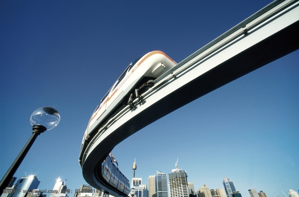 轻轨 城市 磁悬浮 列车 蓝天 动感 仰视 钢铁 桥 独特 角度 高楼 背景 快轨 火车 高铁 转弯 交通工具 现代科技