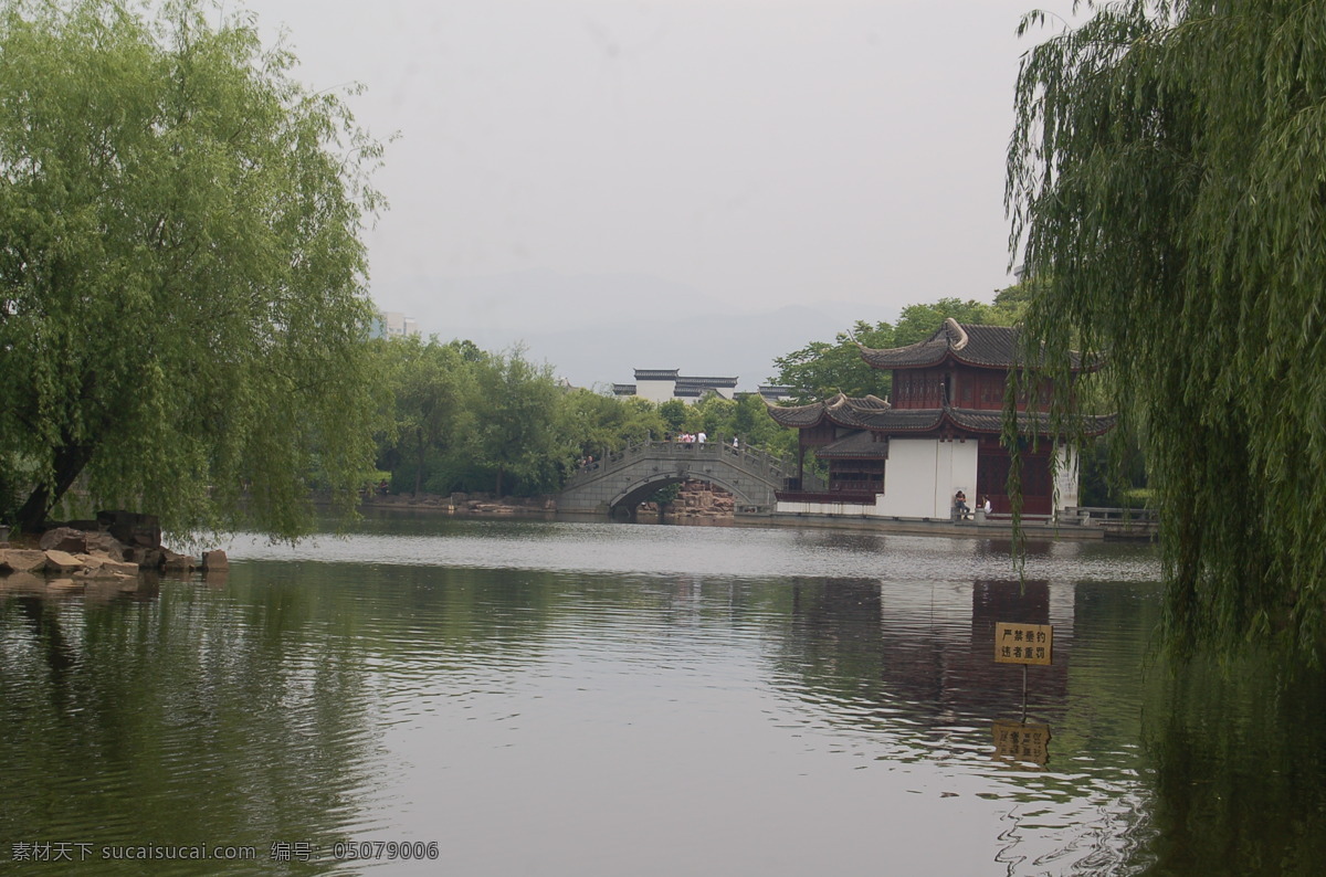 绣湖公园 桥 水 树 石头 亭子 自拍风景 旅游摄影