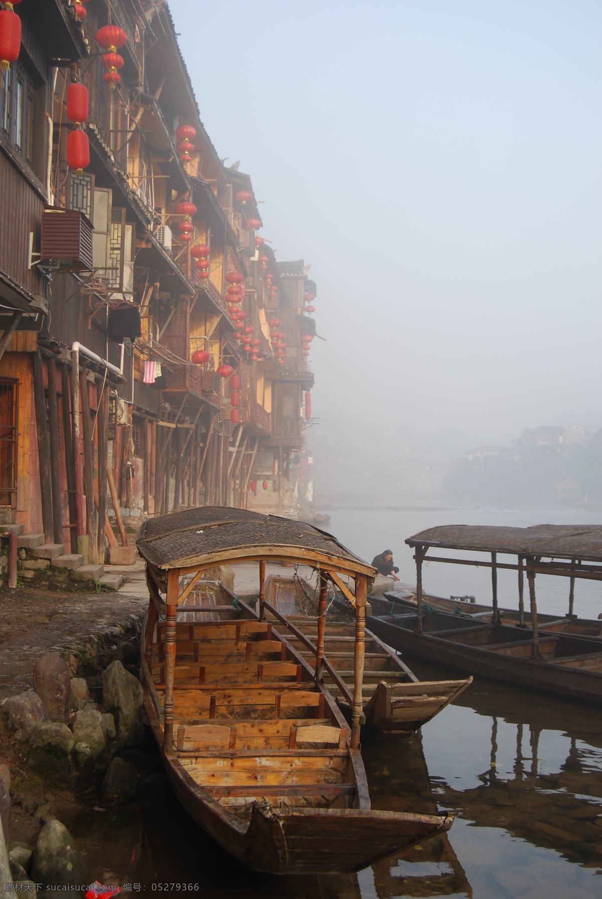 凤凰古城 船 雾 吊脚楼 早晨 河 灯笼 渡口 民居 旅游摄影 国内旅游 摄影图库