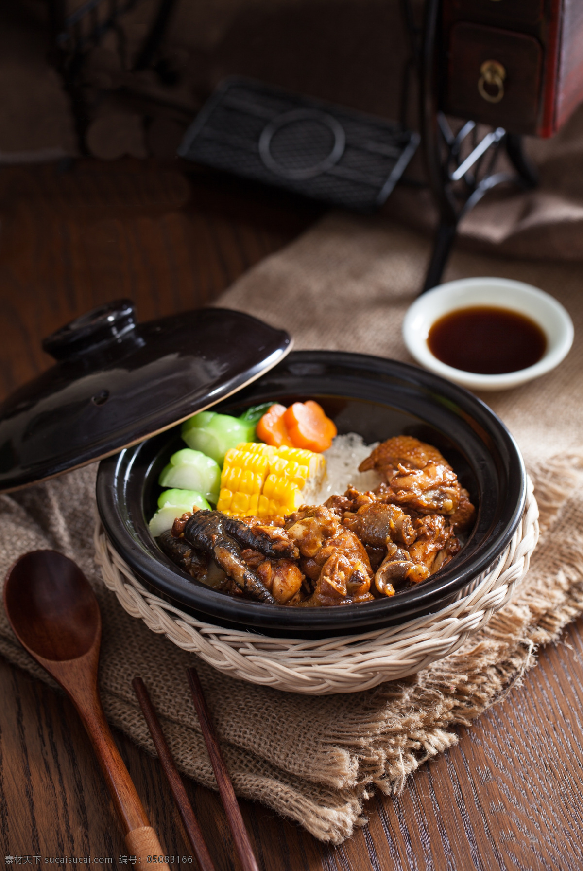 鸡肉煲仔饭 滑鸡煲仔饭 煲仔饭 鸡肉 广式煲仔饭 西餐 中餐 美食 传统美食 餐饮美食