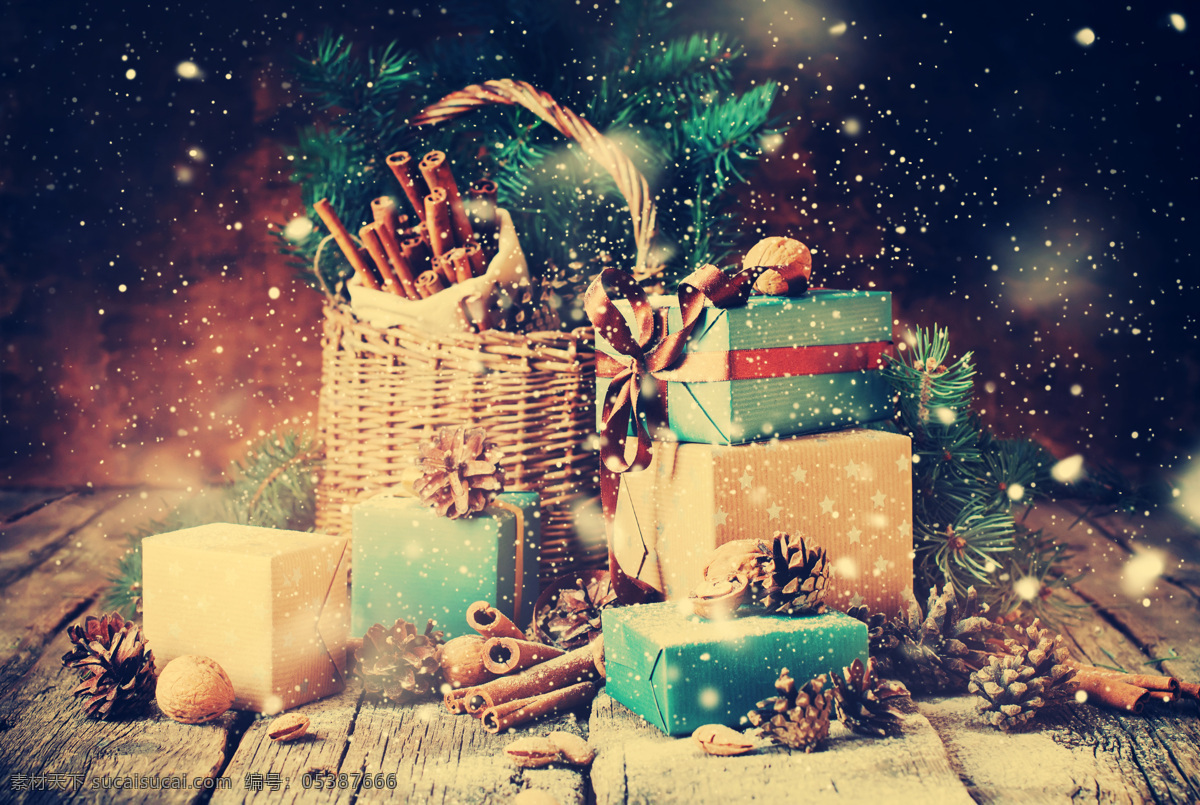 香料 圣诞 礼物 礼包 肉桂 手提篮 篮子 木板背景 圣诞节背景 圣诞节素材 圣诞节图片 生活百科