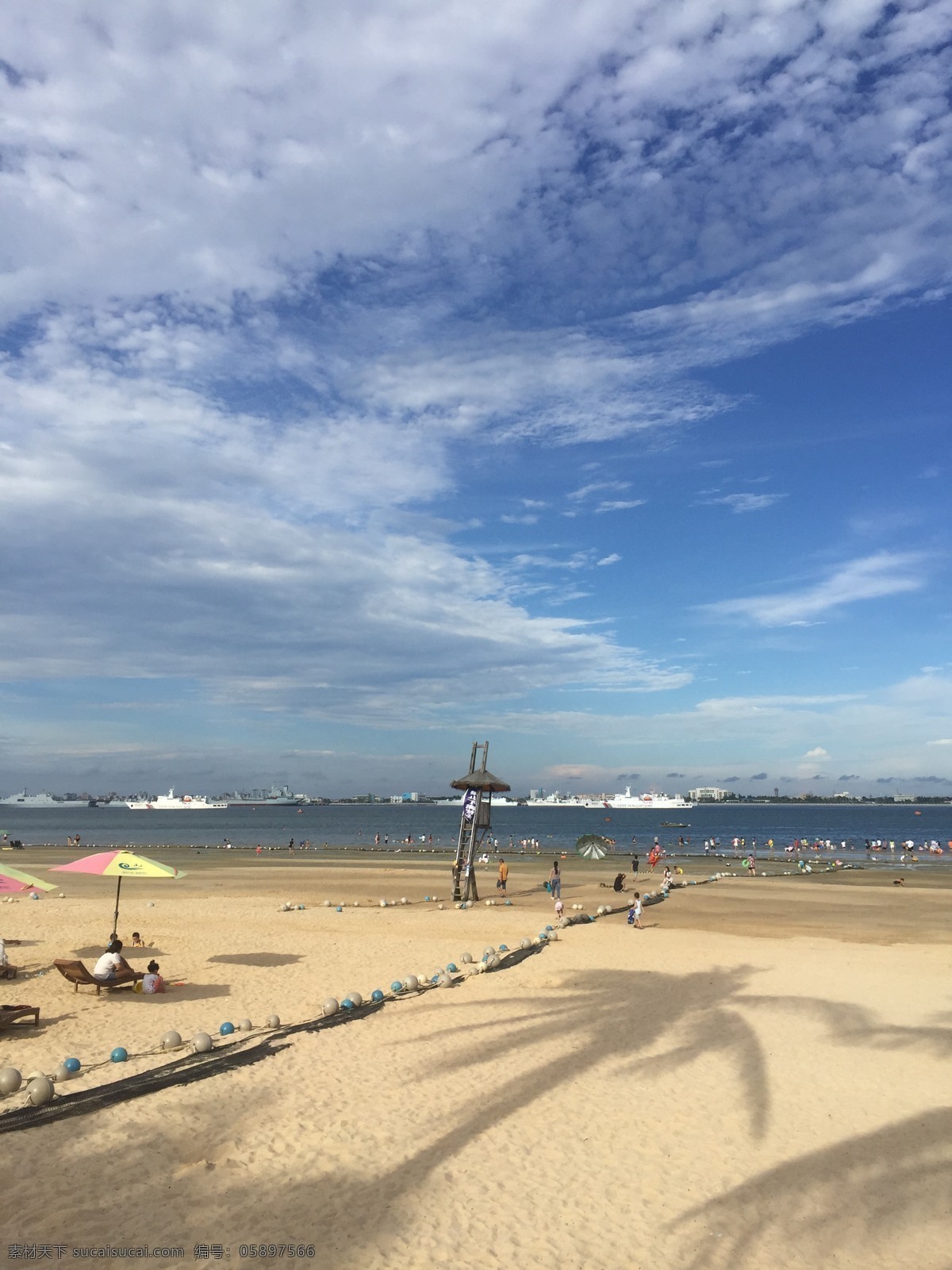 湛江渔港公园 蓝天 沙滩 海边 阳光 渔港公园 湛江 太阳伞 躺椅 旅游摄影 国内旅游