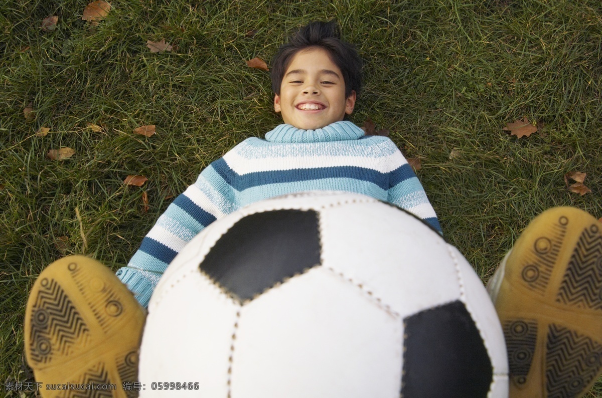 玩 足球 儿童 开心 微笑 儿童摄影 国外儿童 人物 人物素材 人物摄影 玩耍 儿童图片 人物图片