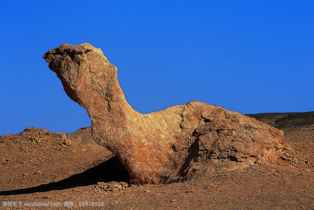 魔鬼 城 恐龙 形 风 雕 魔鬼城 恐龙形 戈壁 沙漠 风雕 新疆 奇台 天空 蓝天 白云 自然景观 自然风景 摄影图库
