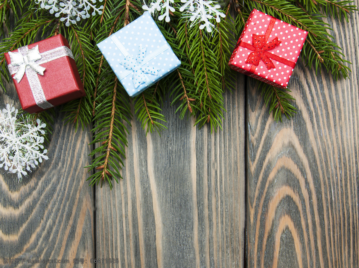 木板 上 圣诞树 礼物 盒 雪花 圣诞节 礼物盒 蝴蝶结 节日庆典 生活百科