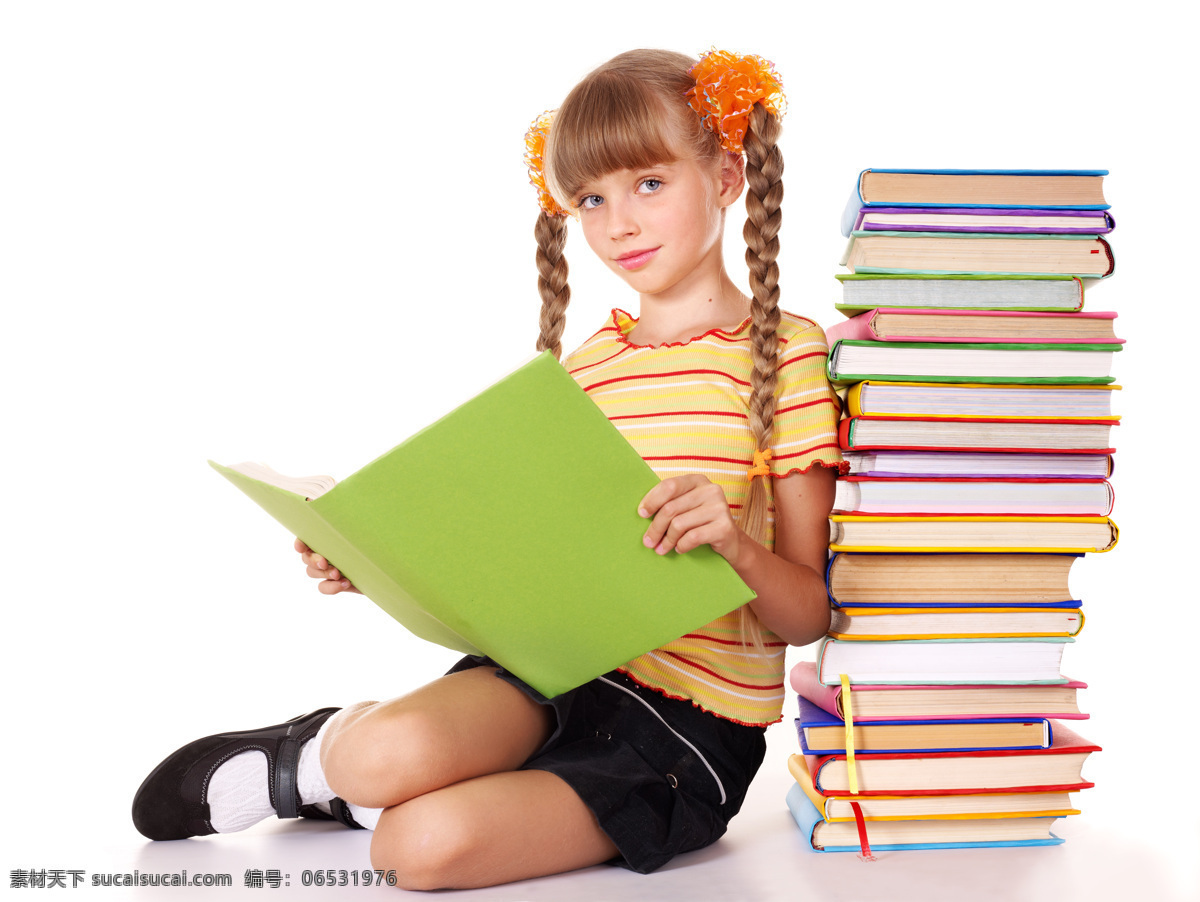 看书 可爱 辫子 小女 生 儿童 小女孩 外国小女孩 小学生 女生 书本 书包 重叠 微笑 教育 摄影图 高清图片 儿童图片 人物图片