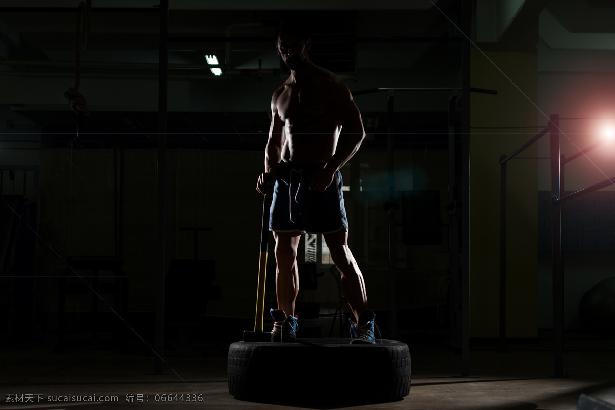 站 轮胎 上 肌肉 男 强壮男人 健身的男人 健美 肌肉男 猛男 体育运动 锻炼 健身 生活百科