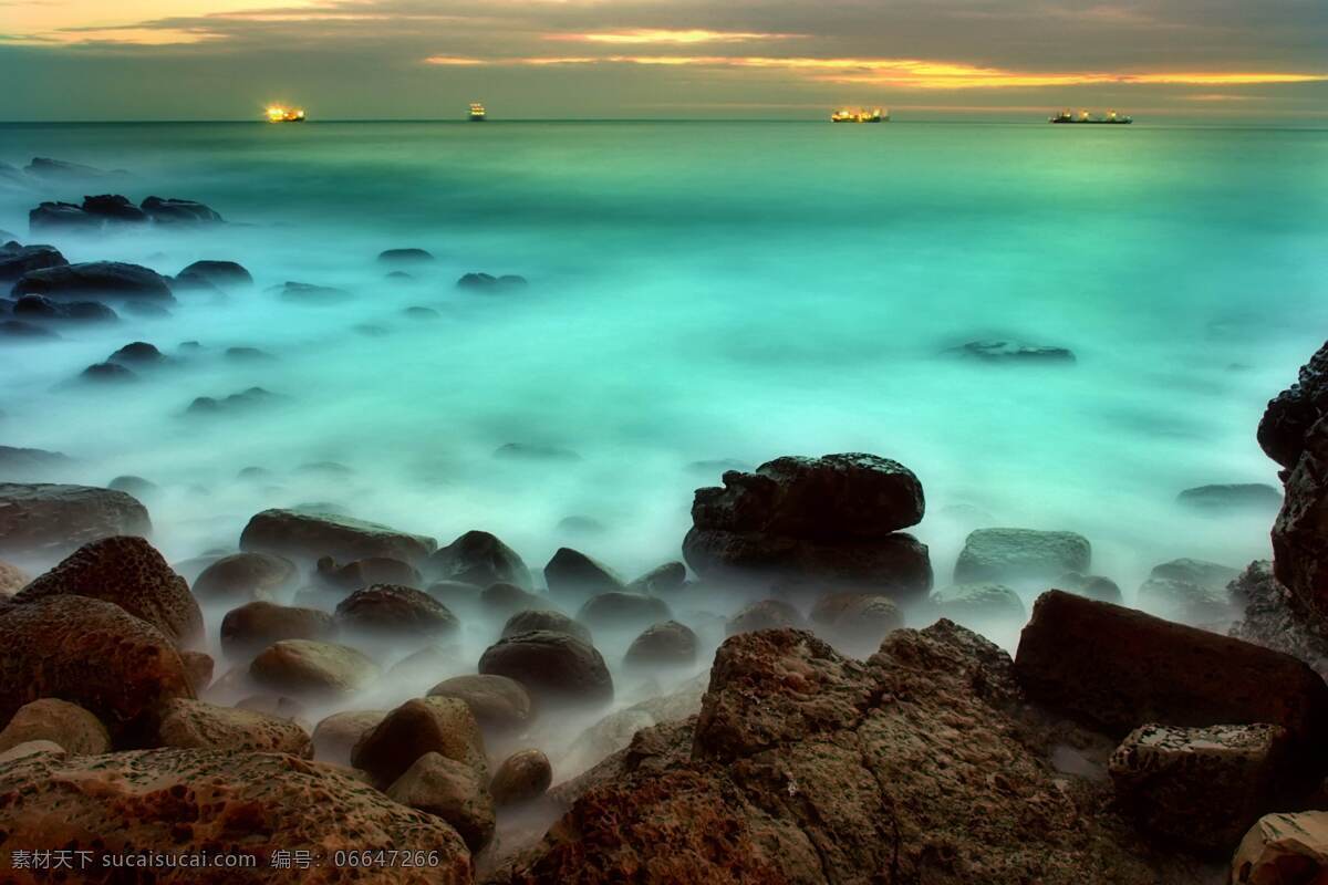 海滩 礁石 船 摄影图库 意境图 自然风景 自然景观 滩礁石 海边石头 水雾缭绕 psd源文件