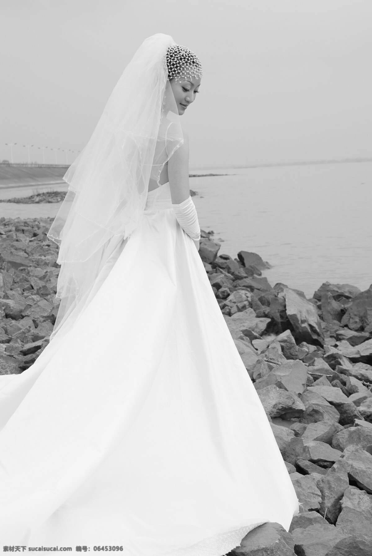 大海 海滩 婚纱 恋人 美丽新娘 女孩 女性 情侣 婚纱摄影样片 写真 人物 情人 新娘 少女 石头 满天星花语 人物摄影 人物图库 psd源文件