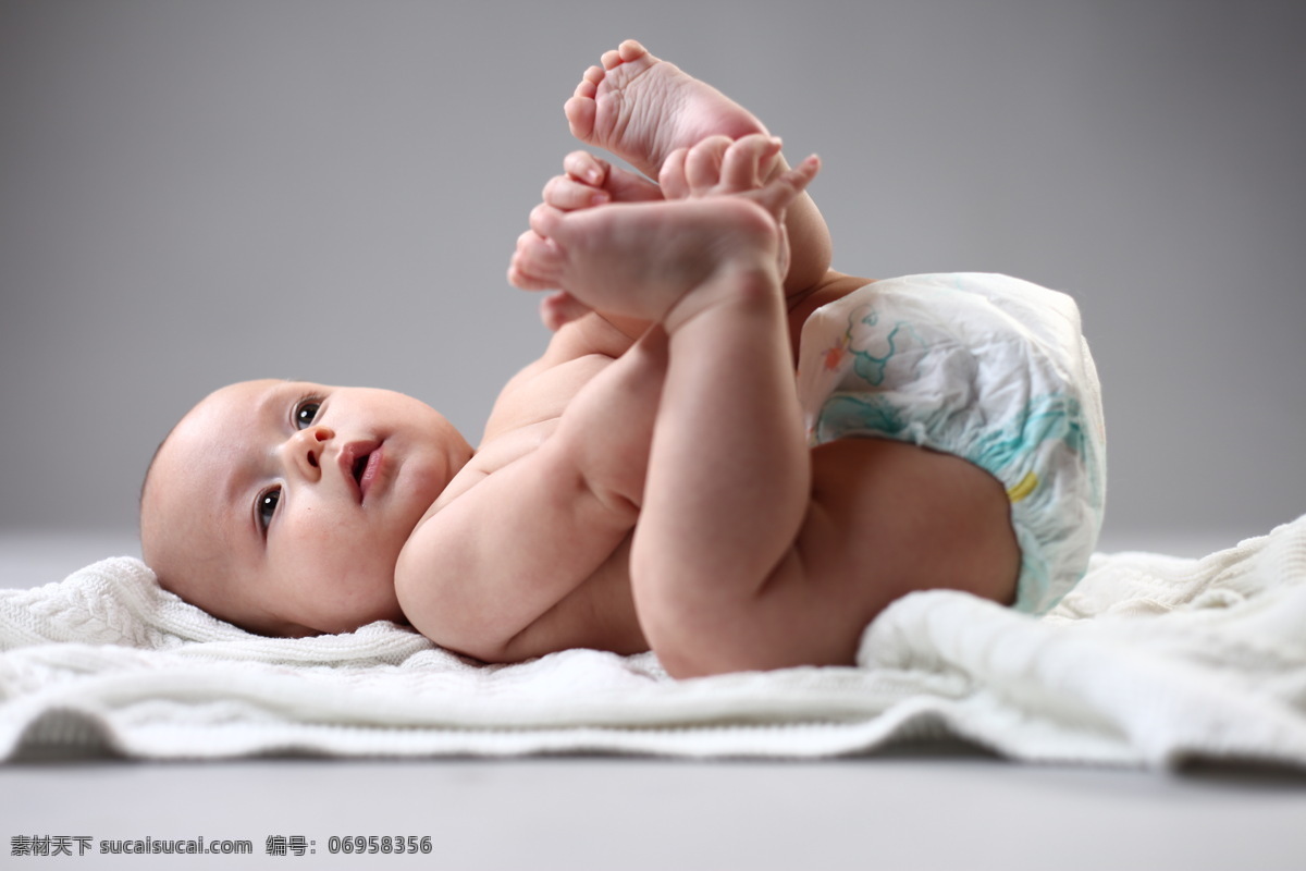 外国婴儿 毛巾 纸尿片 婴儿表情 宝宝 国外婴儿 儿童幼儿 人物图库
