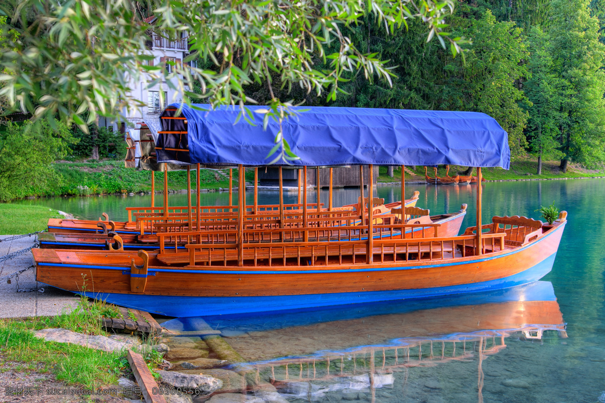 湖泊 上 游船 美丽风景 大自然 风景摄影 美景 景色 风光 木船 小船 汽车图片 现代科技