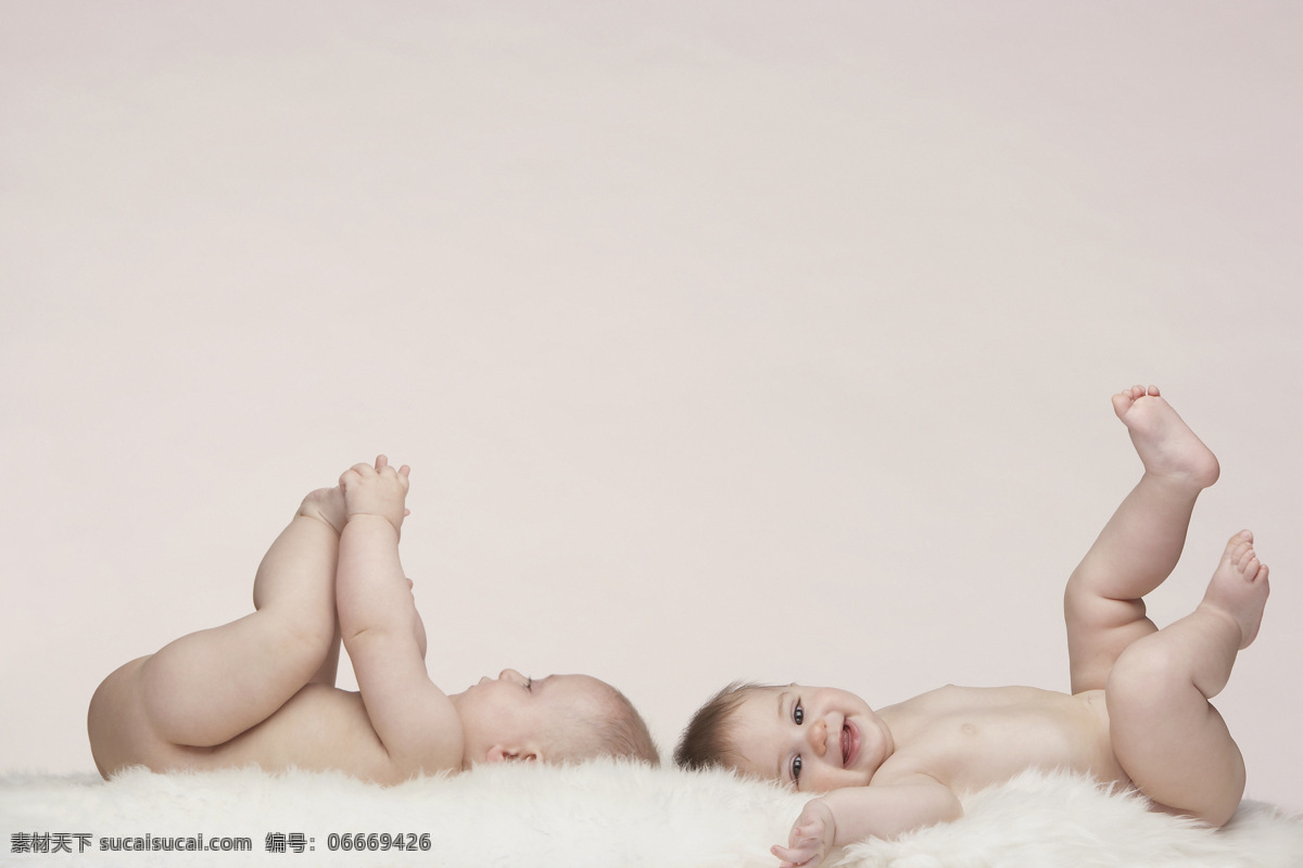 两个 外国 宝宝 躺着 儿童 孩子 宝宝图片 人物图片