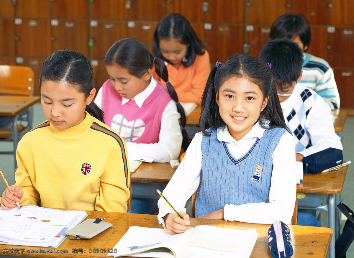 小学生 男孩 女孩 看书 写字 课桌 教室 儿童幼儿 人物图库