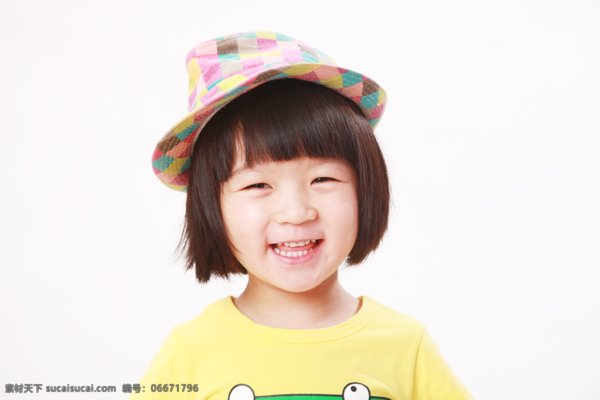 可爱小美女 可爱宝贝 黄色t恤 花格格帽子 甜美笑容 儿童幼儿 人物图库